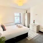 Stylish Home, Hosted By Esongrace Stays, Stoke-On-Trent - Perfect For Families - Contractors - Holiday Makers - Emergency Housing - Professionals, Relocators