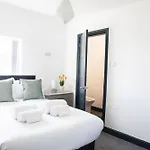 Stylish Home, Hosted By Esongrace Stays, Stoke-On-Trent - Perfect For Families - Contractors - Holiday Makers - Emergency Housing - Professionals, Relocators