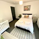 Stylish Home, Hosted By Esongrace Stays, Stoke-On-Trent - Perfect For Families - Contractors - Holiday Makers - Emergency Housing - Professionals, Relocators