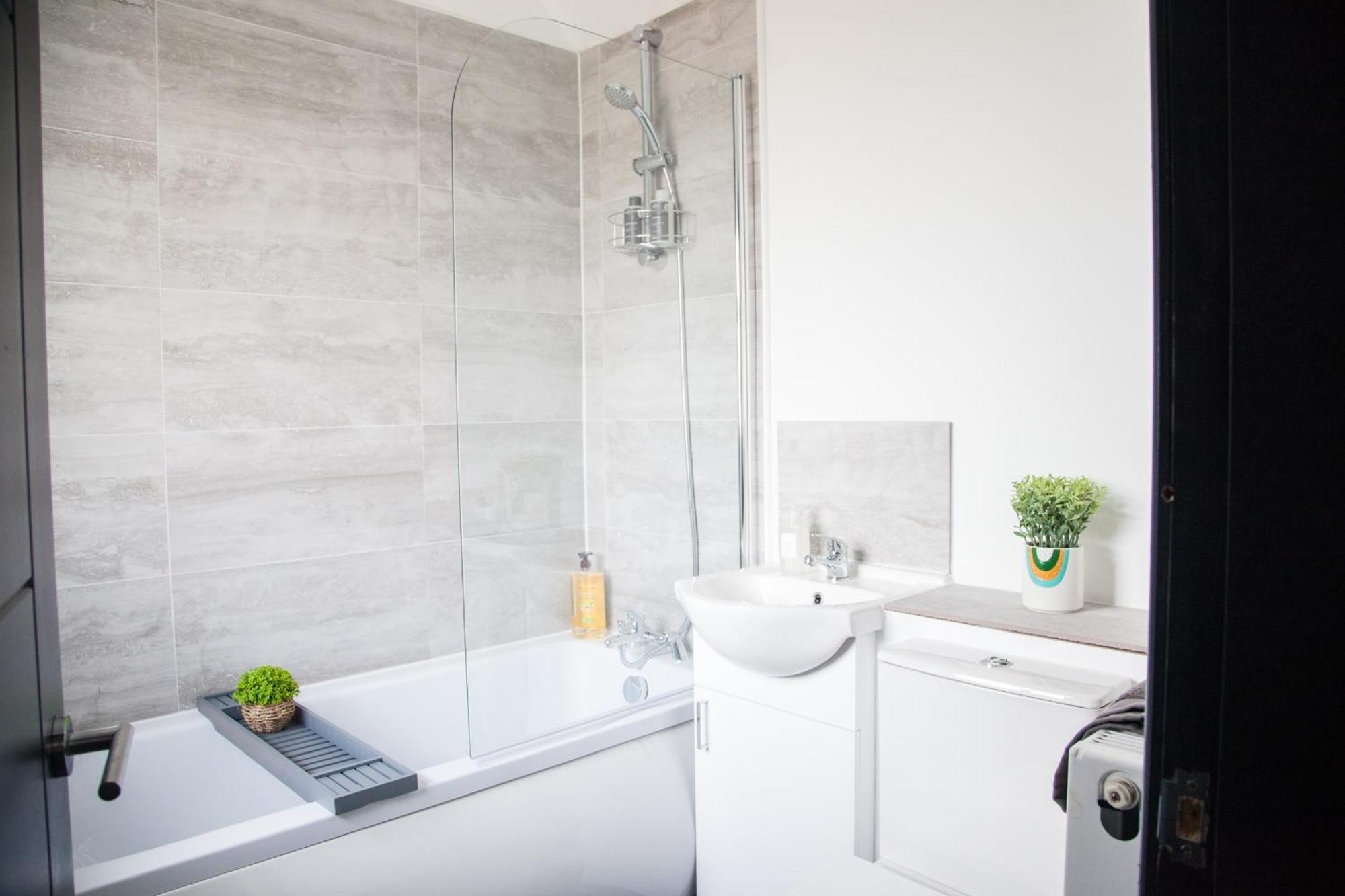 Stylish Home, Hosted By Esongrace Stays, - Perfect For Families - Contractors - Makers - Emergency Housing - Professionals, Relocators