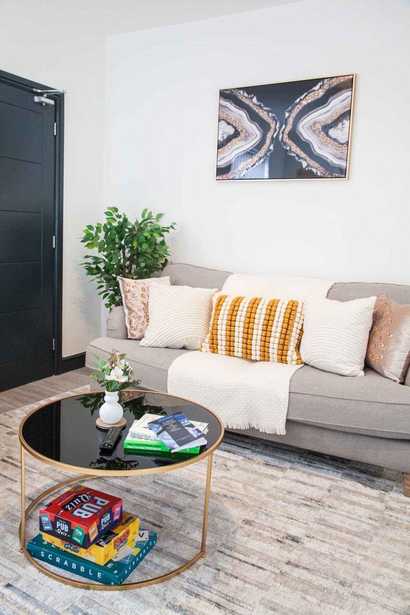 Stylish Home, Hosted By Esongrace Stays, - Perfect For Families - Contractors - Makers - Emergency Housing - Professionals, Relocators Stoke-on-Trent