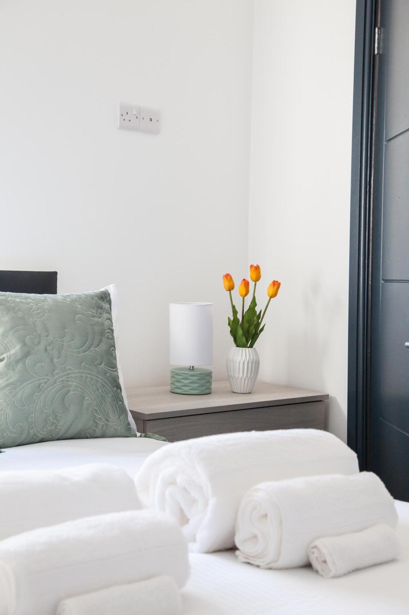 Stylish Home, Hosted By Esongrace Stays, - Perfect For Families - Contractors - Makers - Emergency Housing - Professionals, Relocators Holiday home *